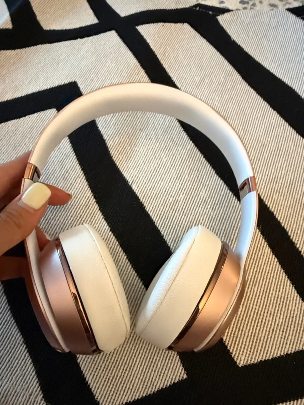 Beats by Dre Solo Wireless Headphones in Rose Gold - Picture 2 of 3
